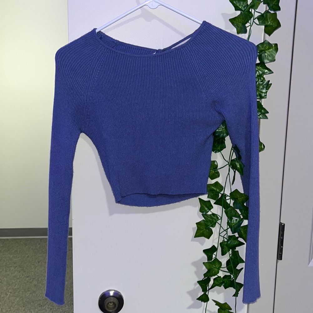 Cute backless blue cropped knit shirt